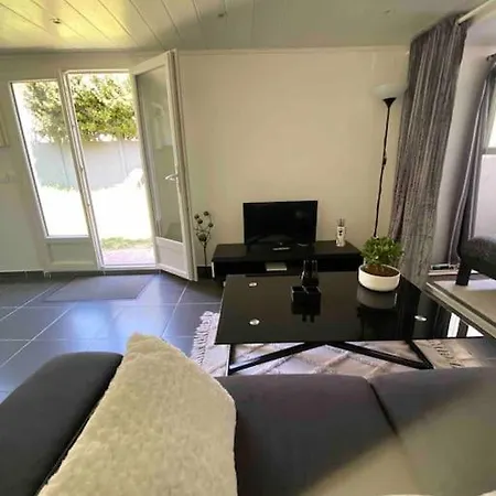 Maisonnette Independante Avec Jardin *
